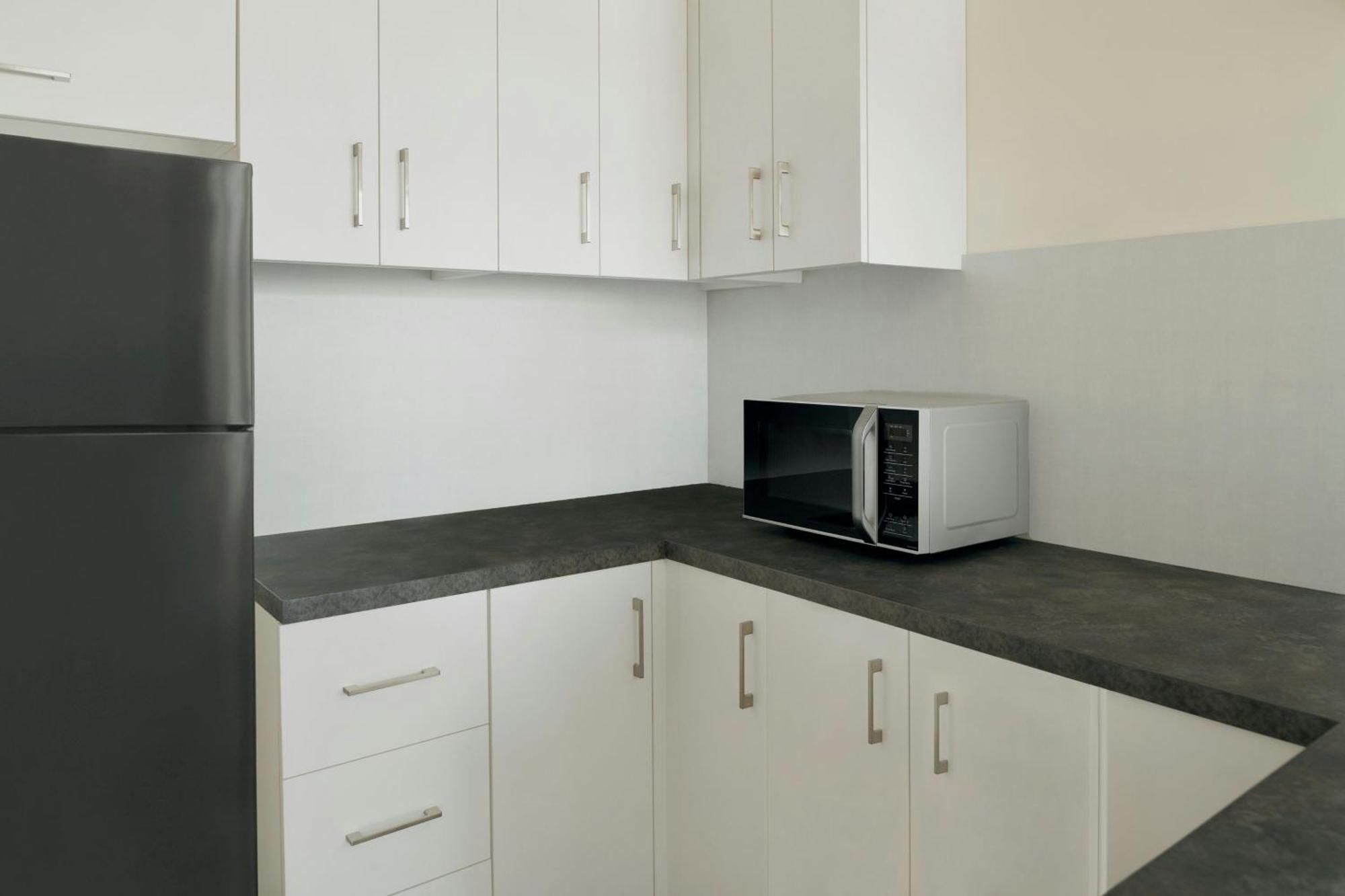 Delta Hotels By Marriott City Center 多哈 外观 照片 A typical microwave oven